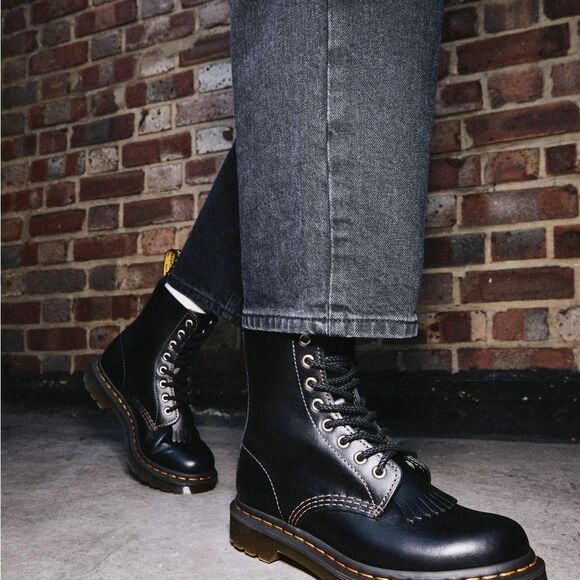 Dr. Martens Shoes - Dr. Martens 1460 Pascal Abruzzo
Boots. BNWT black classic boots. Size 7.